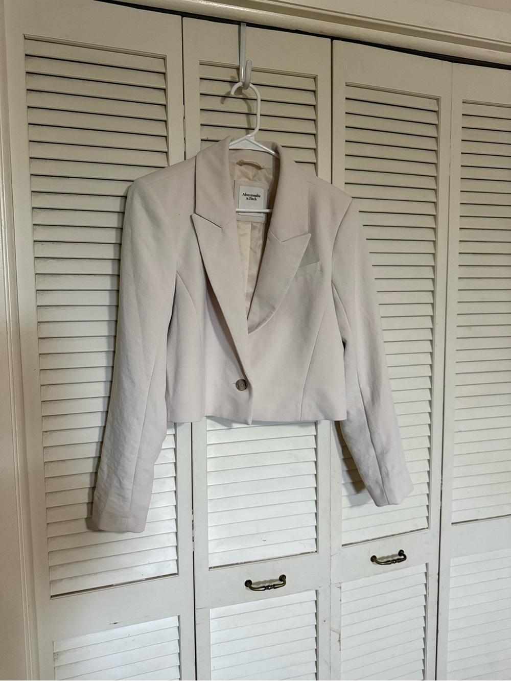 Abercrombie & Fitch Cream Cropped Crepe Single-Button Blazer